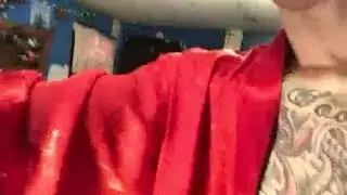 فتاة أجنبية مستلقية على بطنها على السرير تغري بوضعيات بورن صعبة