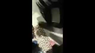 حركة ثلاثية في الحمام: شاب قصير، عاهرة، وصديقتها