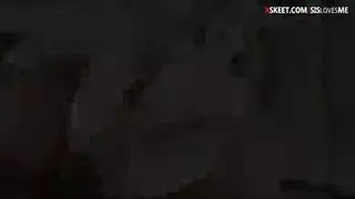 العاهرة الصغيرة تبلع عمودًا ضخمًا قبل اختراق مهبلي عنيف