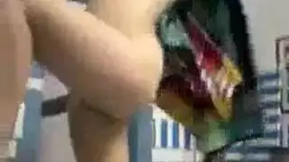 فتاة مغربية ذات مؤخرة كبيرة تظهر روتين غسل فرجها في فيديو فردي مثير