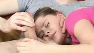أخ ينيك كس أخته الضيق بينما الأبوان في العمل