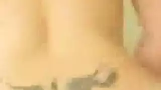 مدمنة شرج تشبع طيزها وتستمع لأنات سكس عربي