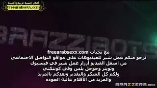 رجل يلعب في زبر عشيقها