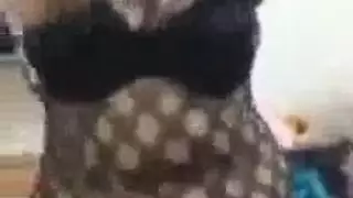اشتم رقص على ركبتيها