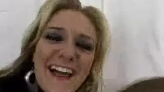 شيناء تئن بينما قضيب خالد الكبير يوسع مؤخرتها