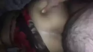فشخ كسها ع السرير وهيا تصرخ