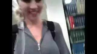 اغراء تعرض جسمها المثير