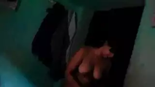 المرة الأولى لفتاة بريئة مع حجم وحشي