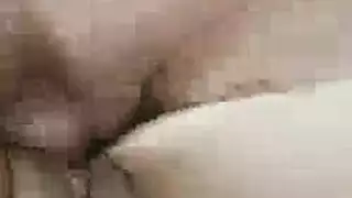 مدلكة تضرب أخرى بعضو صناعي في مشهد إباحي قاسٍ