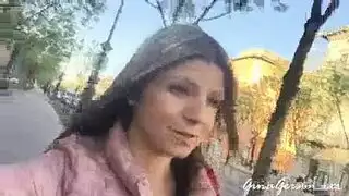 امرأة ناضجة تلعب بثدييها قبل ممارسة جنس قاسٍ في غرفة الملابس
