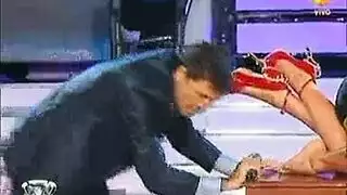 الملابس تنزل والجنس الخشن يبدأ