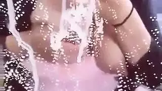 يشاهد افلام ويستمني