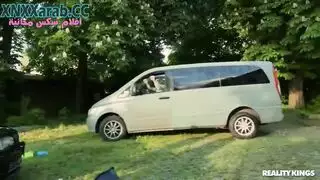 عاهرات غسيل السيارات يحصلن على ثقوبهن مصقولة ومليئة بالقذف