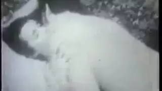 رجل يعلم أخته كيف تقءف