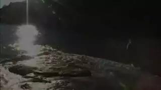 جنس قوي على الشاطئ فوق الرمال الصفراء الساخنة