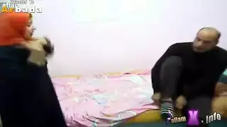 عاهرة مصرية شابة تُدفع بقوة من قبل شاب في سن أبيها
