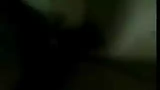 مراهقة ساخنة تخلع ملابسها وتتلقى قضيبًا قاسيًا
