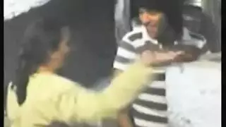سر الجارة: نيك عنيف تحت السلالم