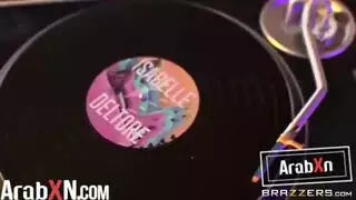 عاهرة خائنة تأخذه بعنف في مؤخرتها