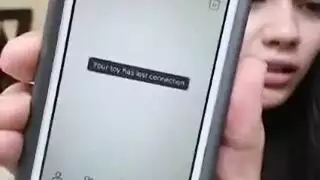 تفتح مهبلها الوردي في الدانتيل من أجل قذف داخلي