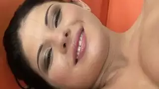 تدليك مهبلها الضيق المبلل بقوة حتى تفرز السوائل