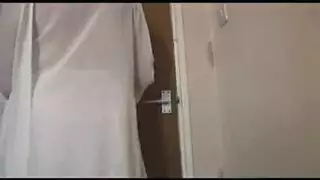استفزاز أرجل خبيرة العروض الكاميرا يتحول إلى إباحية صريحة