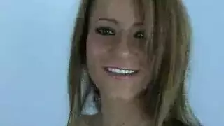 الأختان التوأم الحامل تأخذان دبل بنيتراشن