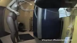 أسرار عائلية: voyeur يصور أمهات يمارسن الاستمناء