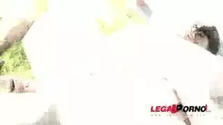 فيديو جنسي: سيدة ذات خبرة مع شريك أصغر سنًا