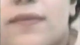 أفلام إباحية سعودية حارة قضيبه يحفر في فتحتيها بعمق