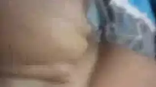 إباحي: فتاة مصرية تستمني وتصور فرجها الضيق