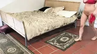 سكس أمه تتزنق تحت السرير ومتعرفش تطلع فبتزعق عليه عشان يخرجها فمش بيرضى فبينيكها