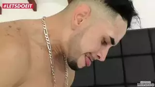 مطلقه ناضجه شهوانه تذهب الى سرير الولد النائم في اليل