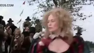 جلسة شرجية: قضيب يحفر في بابها الخلفي المفتوح