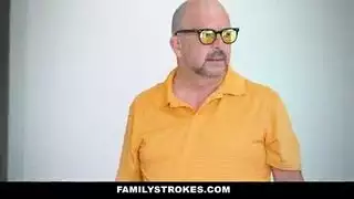 مشهد زوجة الأب الإباحي: الاستمناء مع قضيب ابن زوجها الضخم