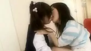 سحاقيات جامعيات بين الأعراق في علاقة ثلاثية وجماعية