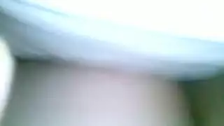 فم متلهف على قضيب أسود كبير، مغطى بمني أبيض لزج