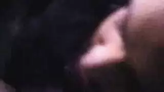 الفحل الأبيض يضرب قدميها في مشهد مهرجان علني