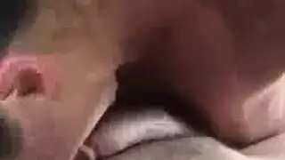 زوجة الأب ذات الثدي الكبير المترهل تأخذ شرجياً خشناً من قضيب ضخم