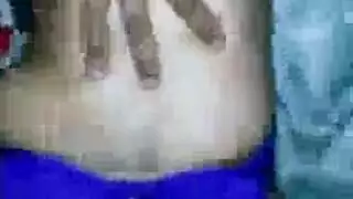 شابان، سرير واحد: الآسيوية المثيرة تُطعن بقضيبين ضخمين