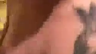 فيلم جنس فموي رطب مع الرجل الوسيم الذي يضخ قضيبه بسهولة إلى جونز الساخن