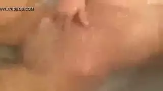 مصة علنية في المتجر من سمراء متلهفة