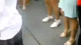 غانغبانغ الجدات يأخذون عدة قضبان