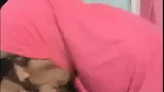 عاهرة جزائرية محجبة تركب قضيب فرنسي في فيلم إباحي صريح