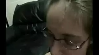 فتاة صغيرة ساذجة تأخذ قضيب الطبيب في جلسة نيك جامحة