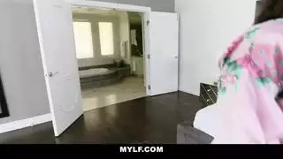 تحلم بسائله المنوي بين أسنانها