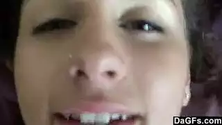 مراهقة مغرورة تُمسمر في سريرها الخاص