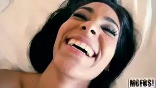 جنس محرم في الفندق: زوجة الصديق تعري جسدها وتتوسل لنيك قوي
