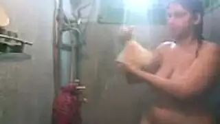 ابن يصور أمه وهي في الحمام وهي تغتصبه