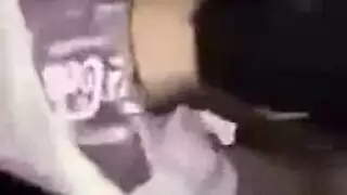محاصرة في الحمام: مداعبة خشنة وجنس علني